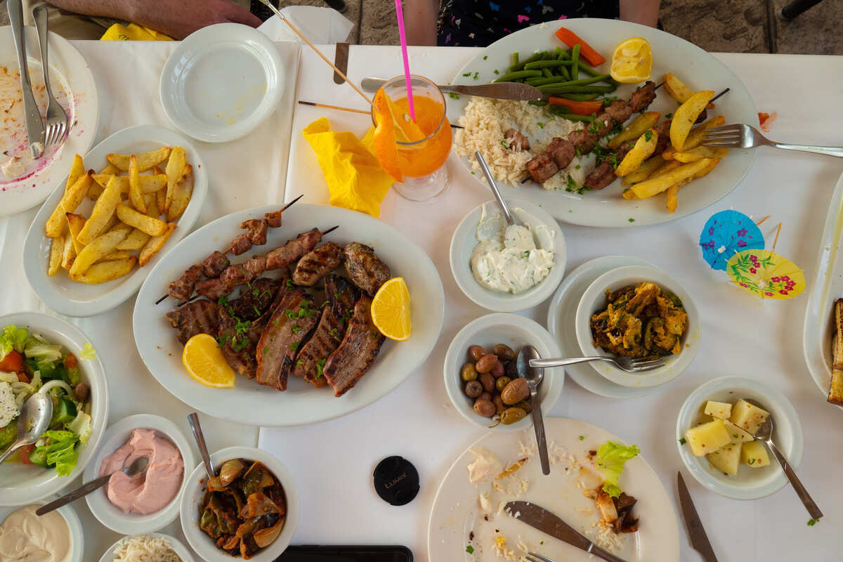 Meze chypriote servi à Chypre