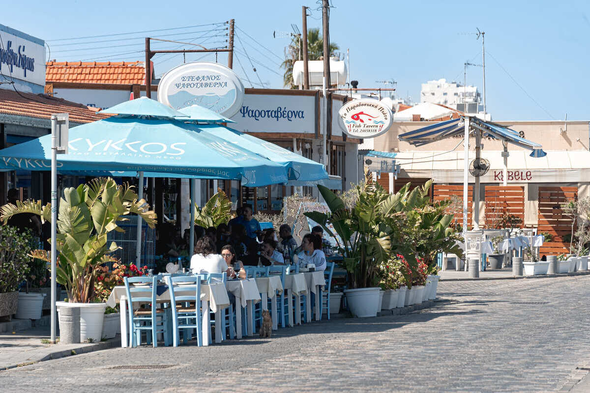 Taverne grecque traditionnelle à Larnaca, Chypre