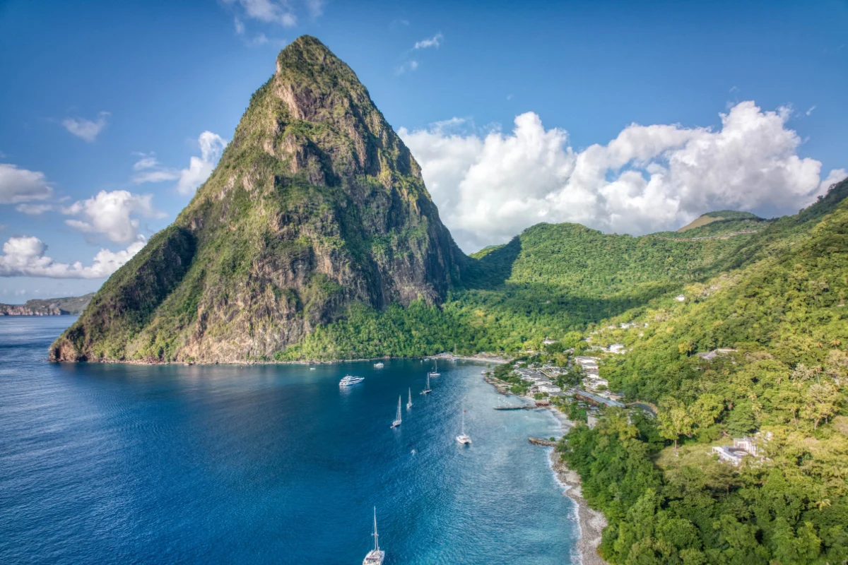 Vue panoramique aérienne de Sugar Beach et des montagnes du Val des Pitons à Soufrière, Sainte-Lucie
