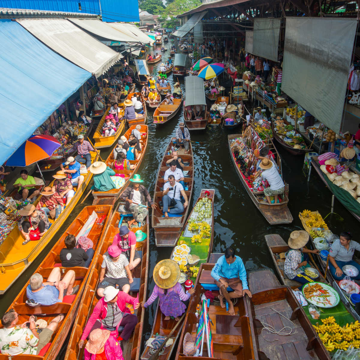 Vendeurs du marché flottant de Bangkok