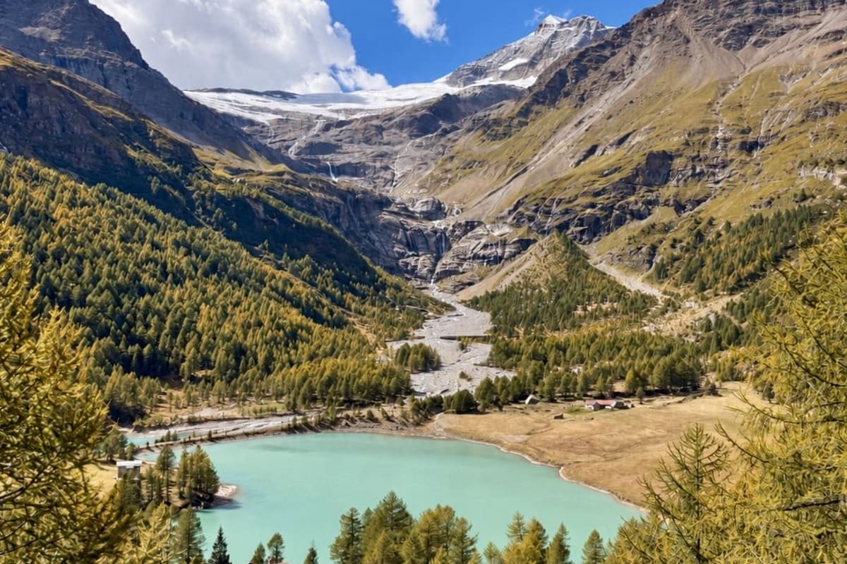 Lac alpin bleu nacré près de Poschiavo sur le Bernina Express en provenance de Suisse