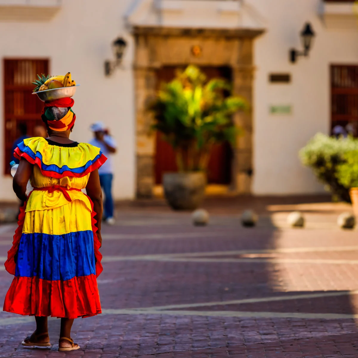 Femme-colombienne-portant-des-fruits-dans-la-vieille-ville-de-Carthagène