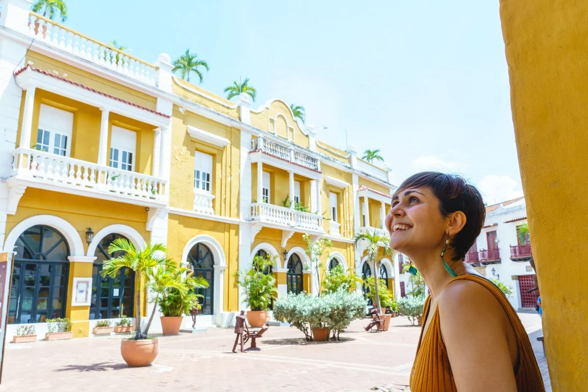 Jeune femme voyageant en tant que touriste à Carthagène, Colombie