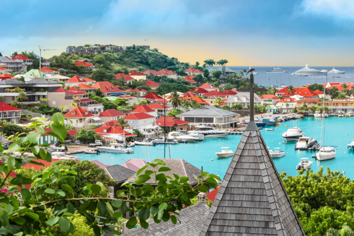 Vue du port de Gustavia, Saint Barthélemy. Luxe, voyages et vacances dans les Caraïbes.
