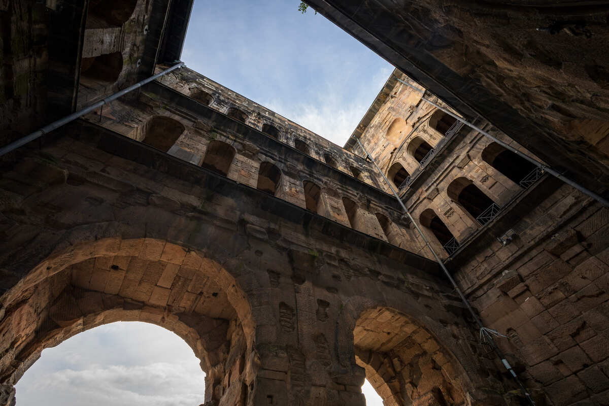 La Porta Nigra à Trèves, en Allemagne, vue de l'intérieur