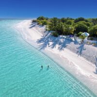 Cette île anglophone des Caraïbes avec 33 plages de sable blanc, des hivers à 82°F et un barbecue sur la plage à 8 $ bat des records touristiques