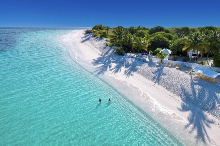 Cette île anglophone des Caraïbes avec 33 plages de sable blanc, des hivers à 82°F et un barbecue sur la plage à 8 $ bat des records touristiques