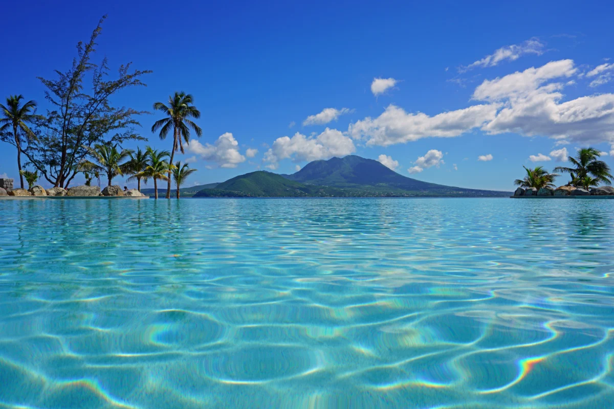 Vue sur le volcan Nevis Peak depuis une piscine à Christopher Harbour, Saint-Kitts