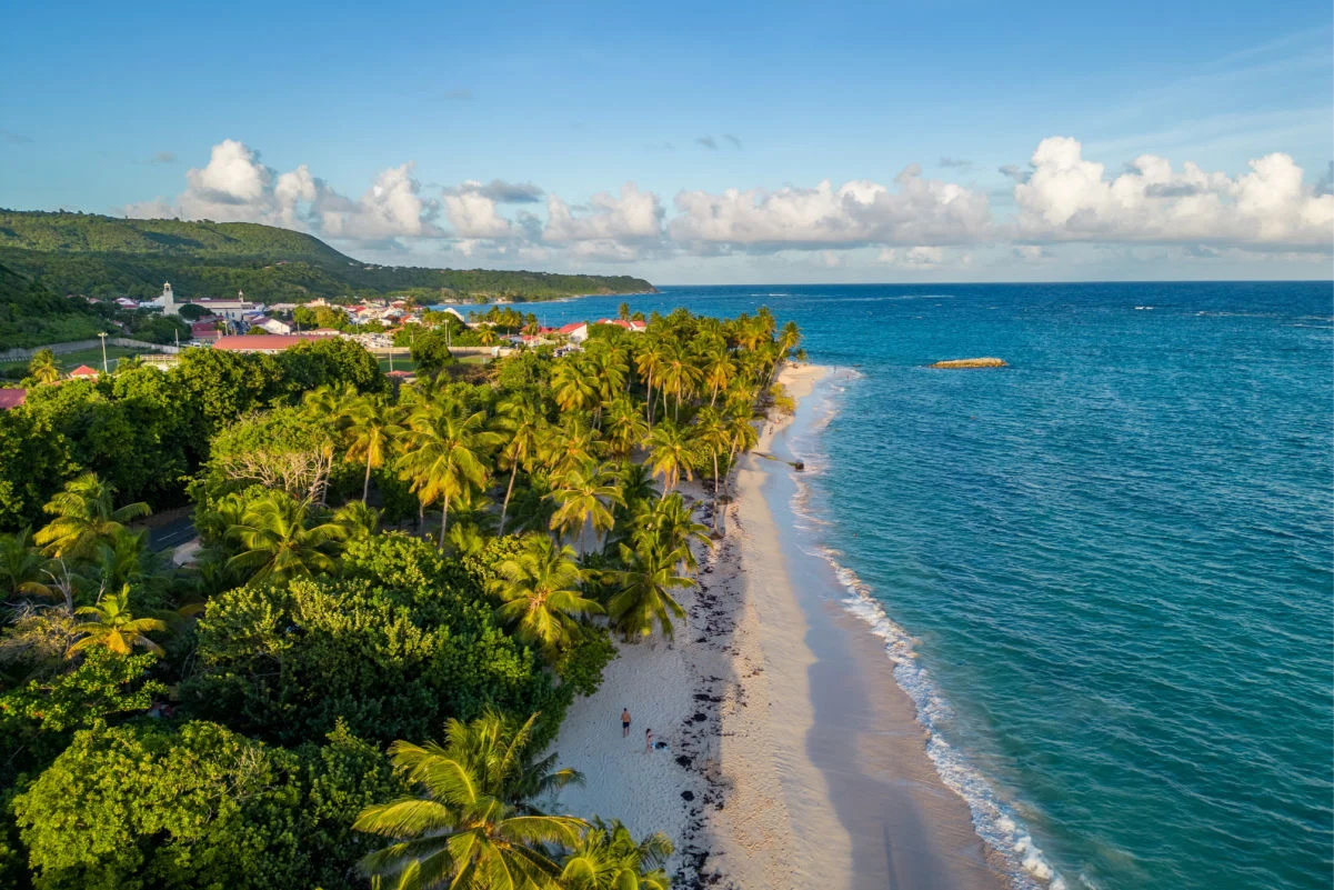 Guadeloupe - Marie Galante Incroyable plage des Caraïbes avec de nombreuses couleurs vue par drone