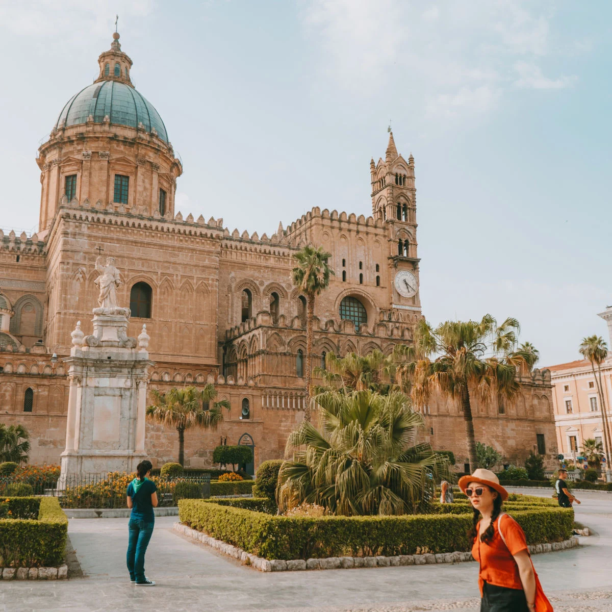 Touristes explorant les sites historiques de Palerme, Sicile
