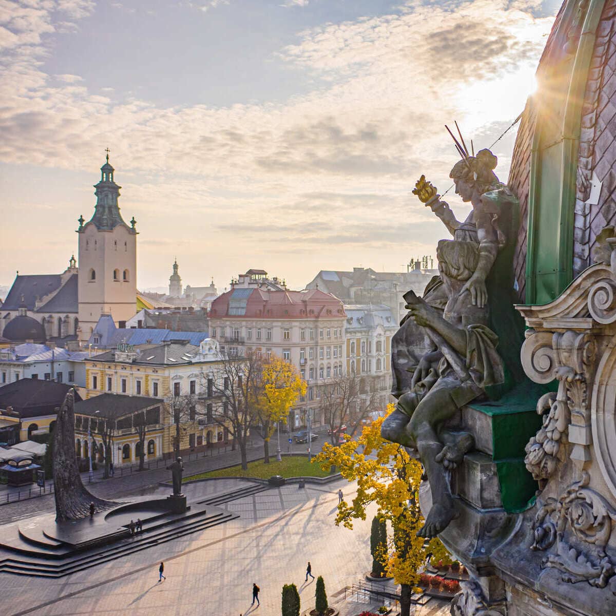 Belle vue agrandie d'une sculpture sur le côté d'un dôme d'église, surplombant le centre historique de Lviv, Ukraine