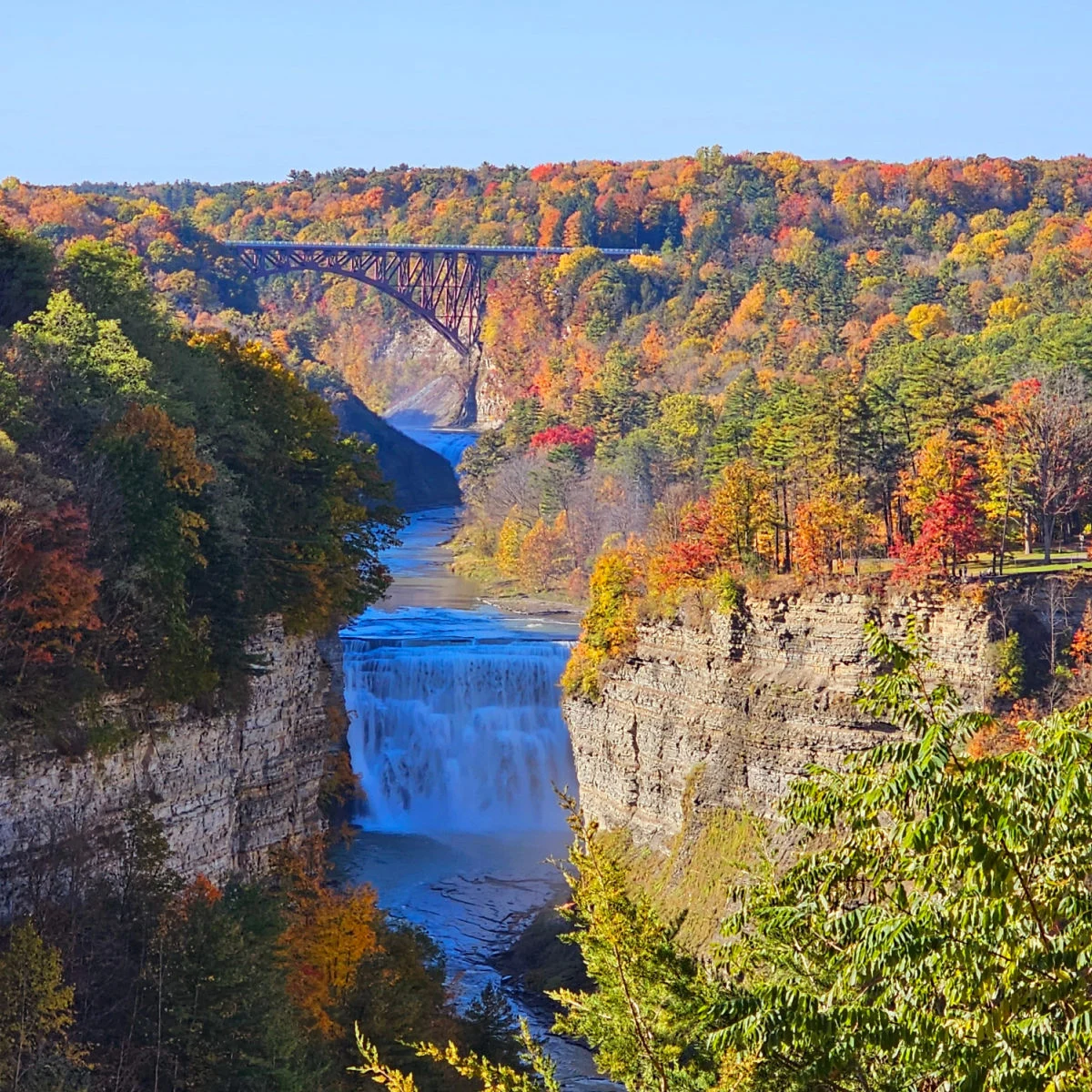 Cascades du parc d'État de Letchworth en octobre