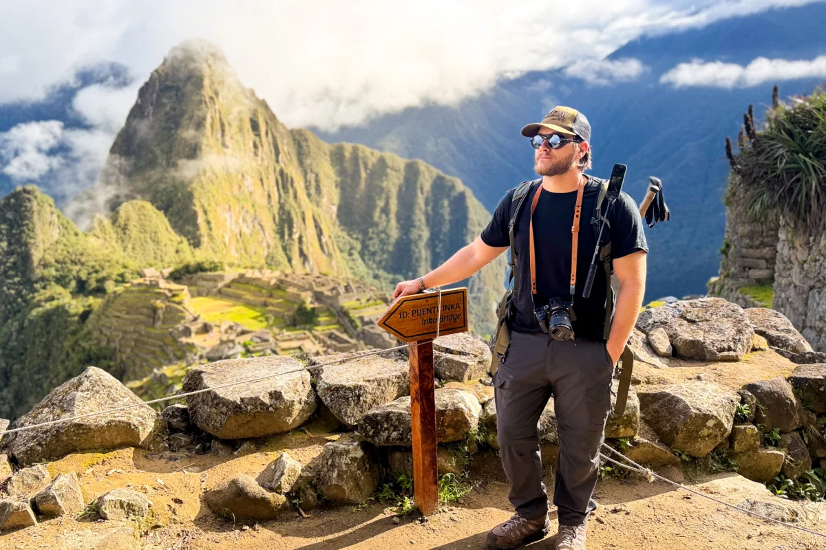 Tyler Fox debout devant le Machu Picchu après avoir parcouru le chemin Inca