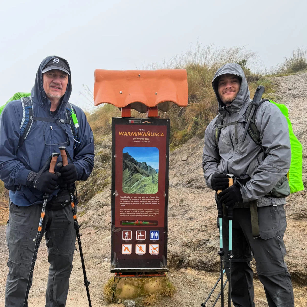 Tyler Fox et Tim Fox au sommet du Col de la Femme Morte le long du Chemin Inca