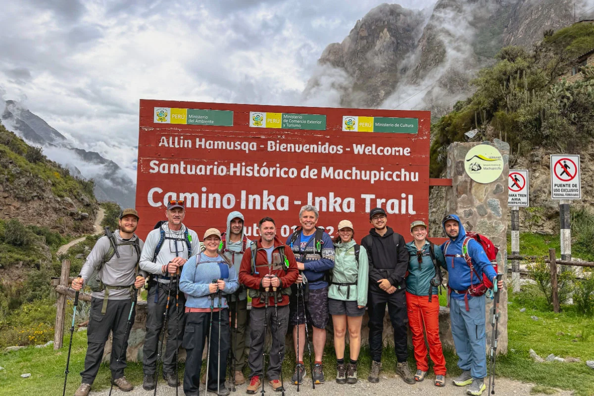 Groupe de randonneurs devant le panneau pour le Chemin Inca, Pérou