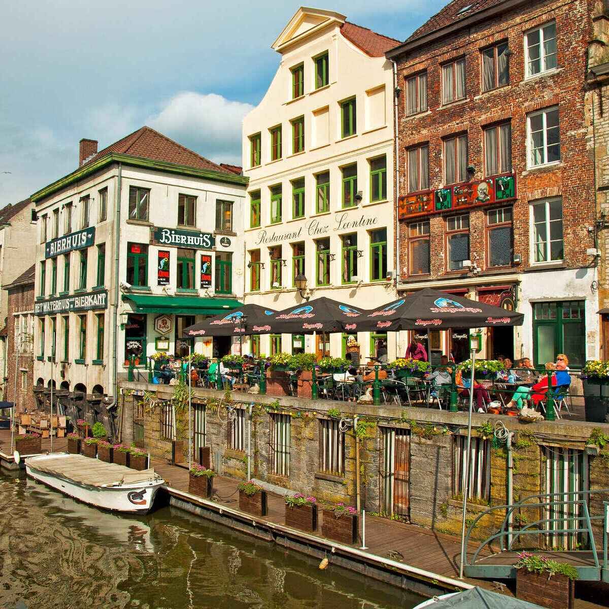 Bord du canal de Gand en Belgique
