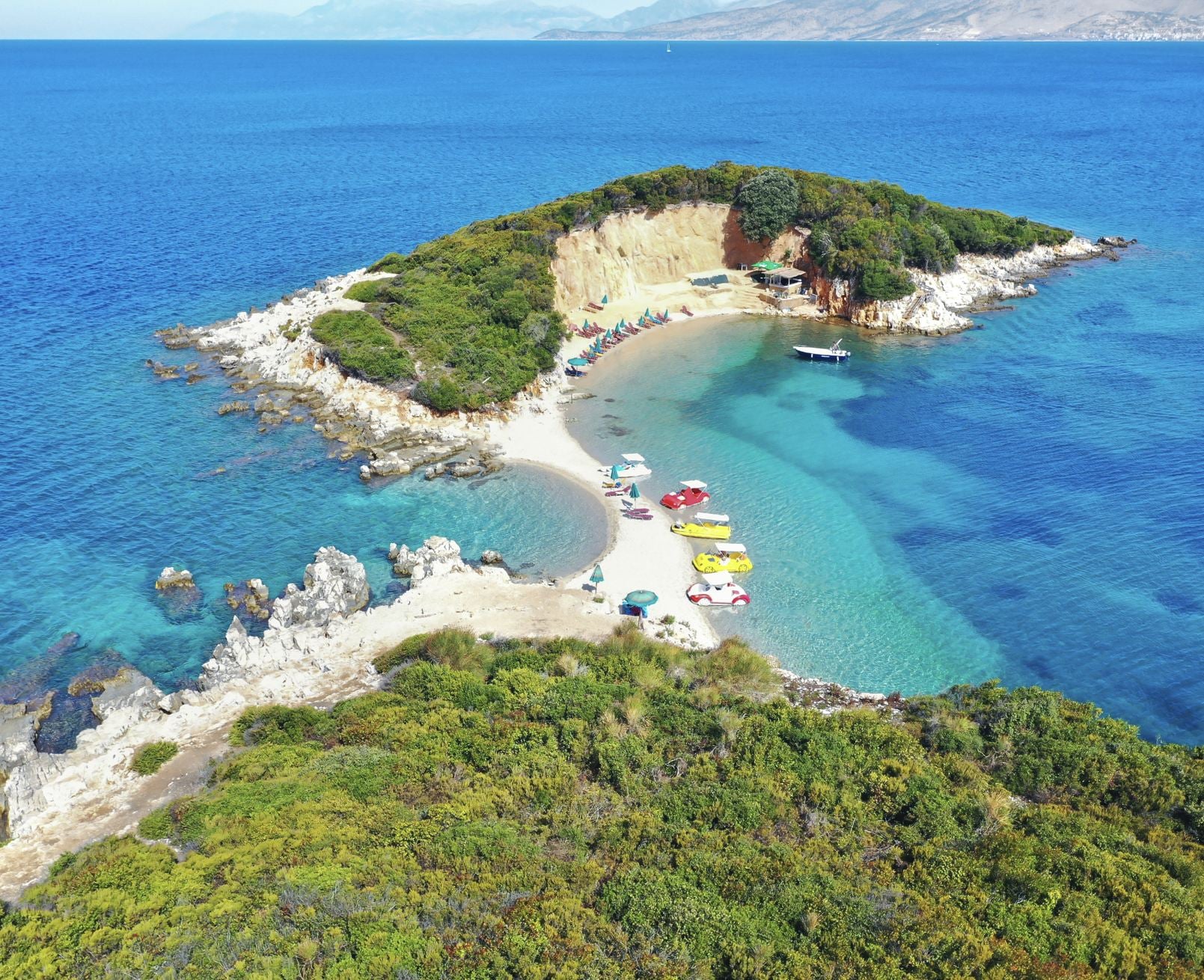 Plages de Ksamil. Quatre îles. La baie. Ksamil. Albanie. Remblai sablonneux.