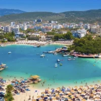 Cette Riviera méditerranéenne sous-estimée avec des plages turquoise, des automnes à 75°F et des hôtels en bord de mer à 35 $ bat des records touristiques