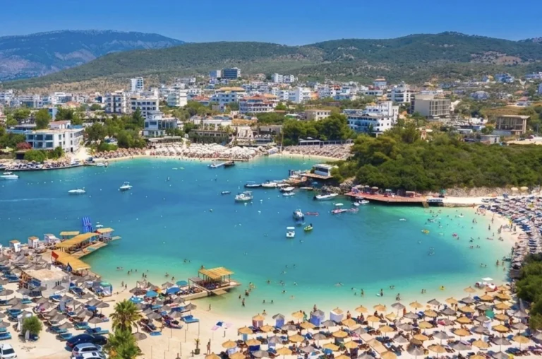 Cette Riviera méditerranéenne sous-estimée avec des plages turquoise, des automnes à 75°F et des hôtels en bord de mer à 35 $ bat des records touristiques