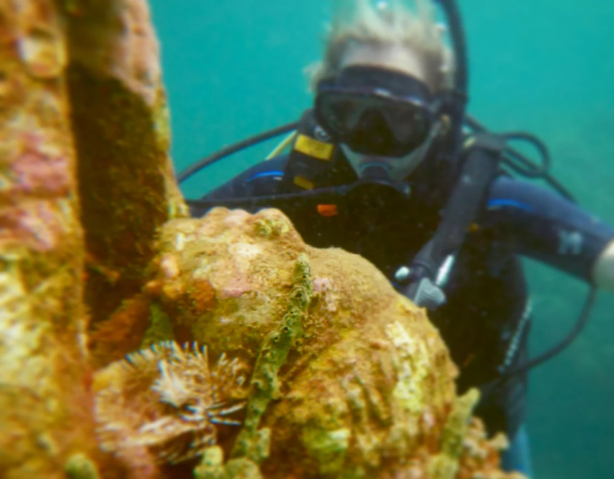 Liz Fox au parc de sculptures sous-marines à Grenade Scuba Diving, photo du rédacteur en chef Tyler Fox