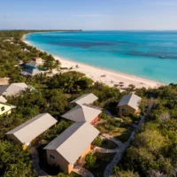 Cette île inconnue des Caraïbes avec du sable rose, des hivers à 85°F et des dîners de fruits de mer locaux à 15 $ bat des records touristiques