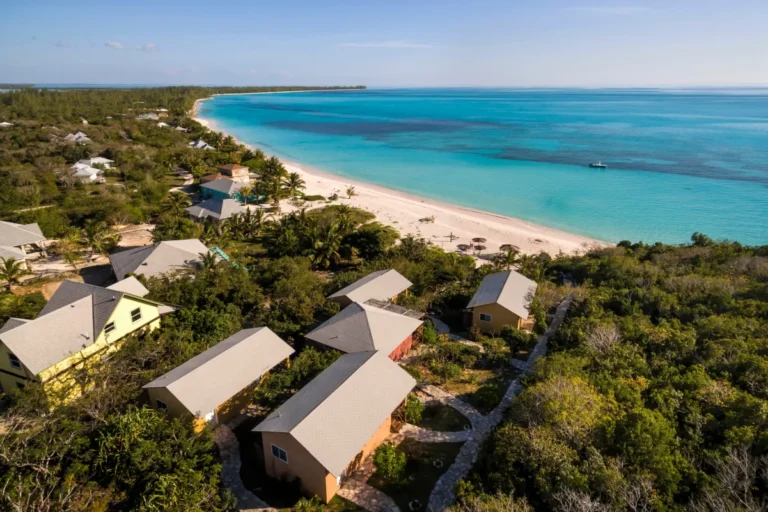 Cette île inconnue des Caraïbes avec du sable rose, des hivers à 85°F et des dîners de fruits de mer locaux à 15 $ bat des records touristiques