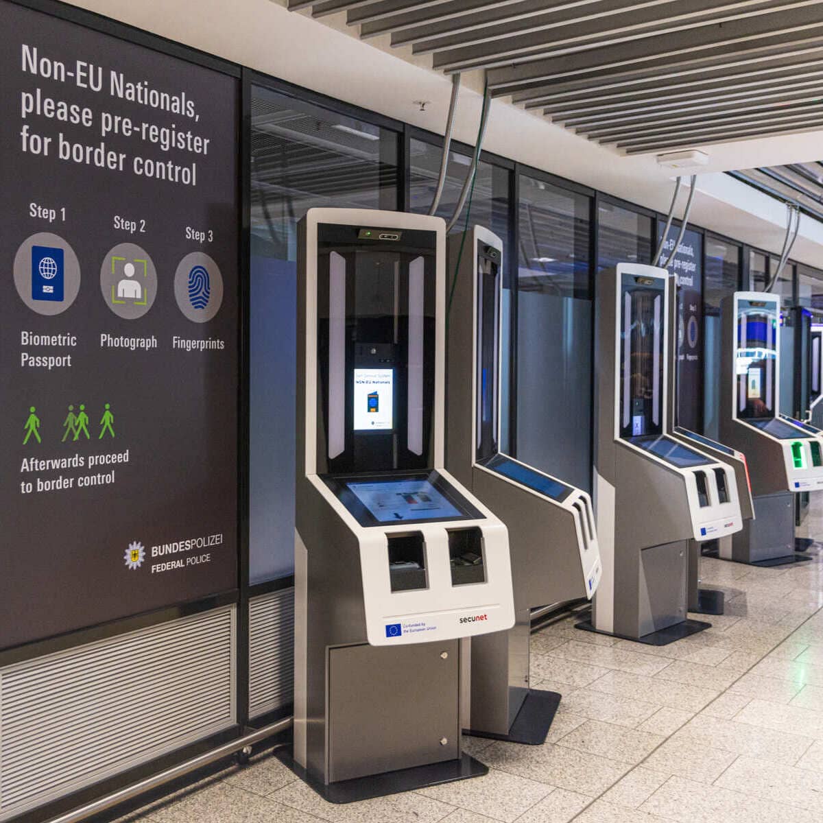 Système d'entrée et de sortie ou kiosques EES à l'aéroport de Francfort, Allemagne