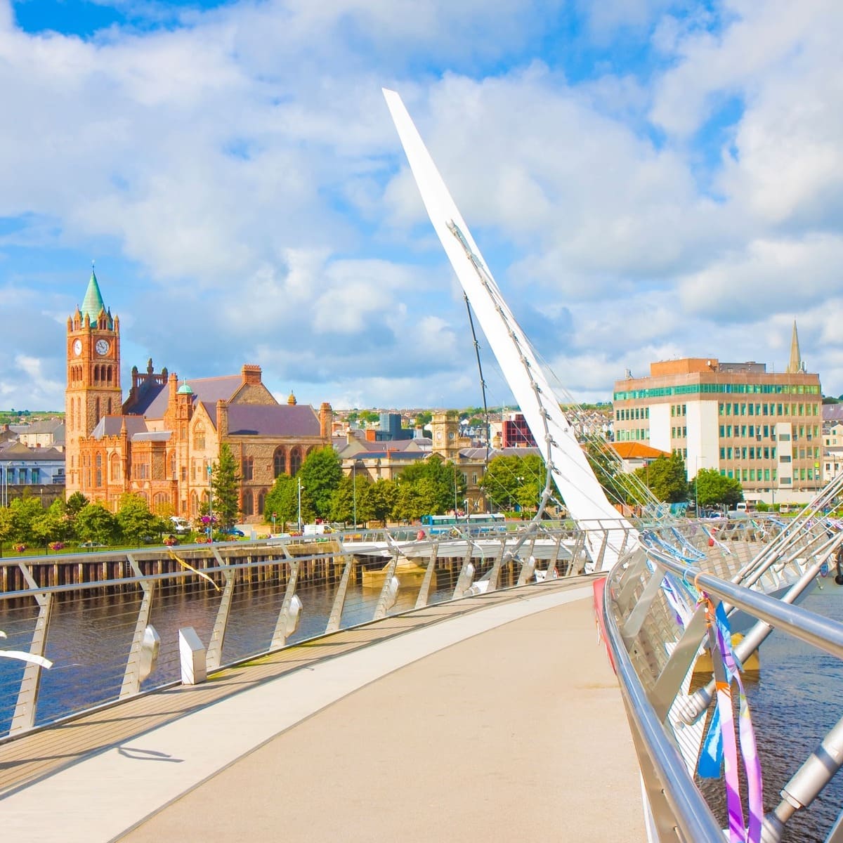 Pont moderne enjambant la rivière Foyle à Londonderry ou Derry en Irlande du Nord