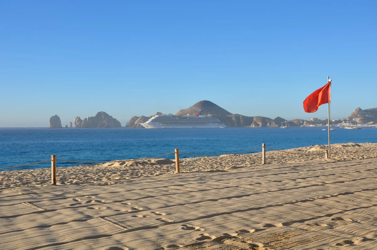 Drapeau-d'avertissement-rouge-sur-la-plage-de-Medano-à-Cabo-San-Lucas-Mexico.jpg