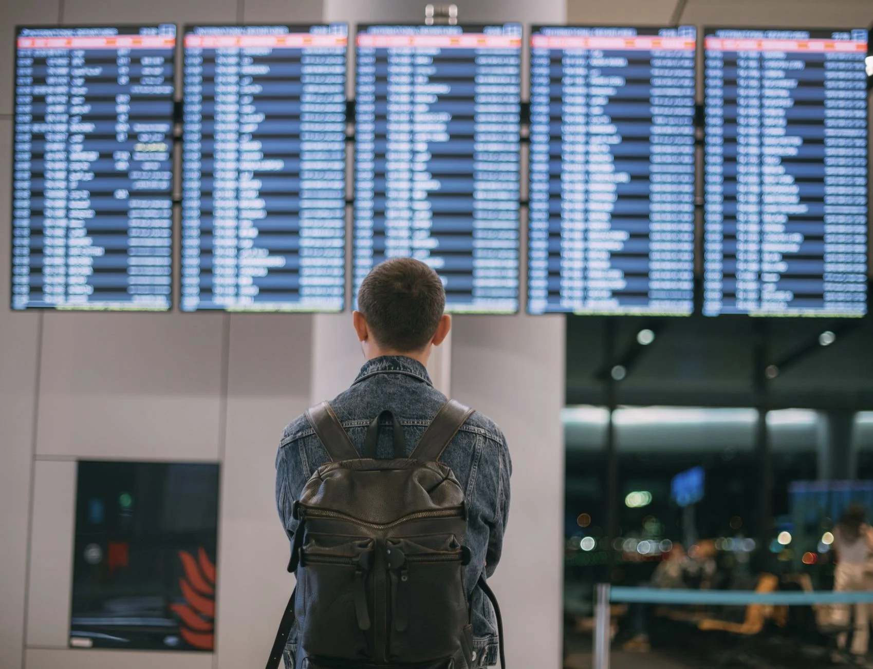 Tableau de départ des voyageurs à l'aéroport