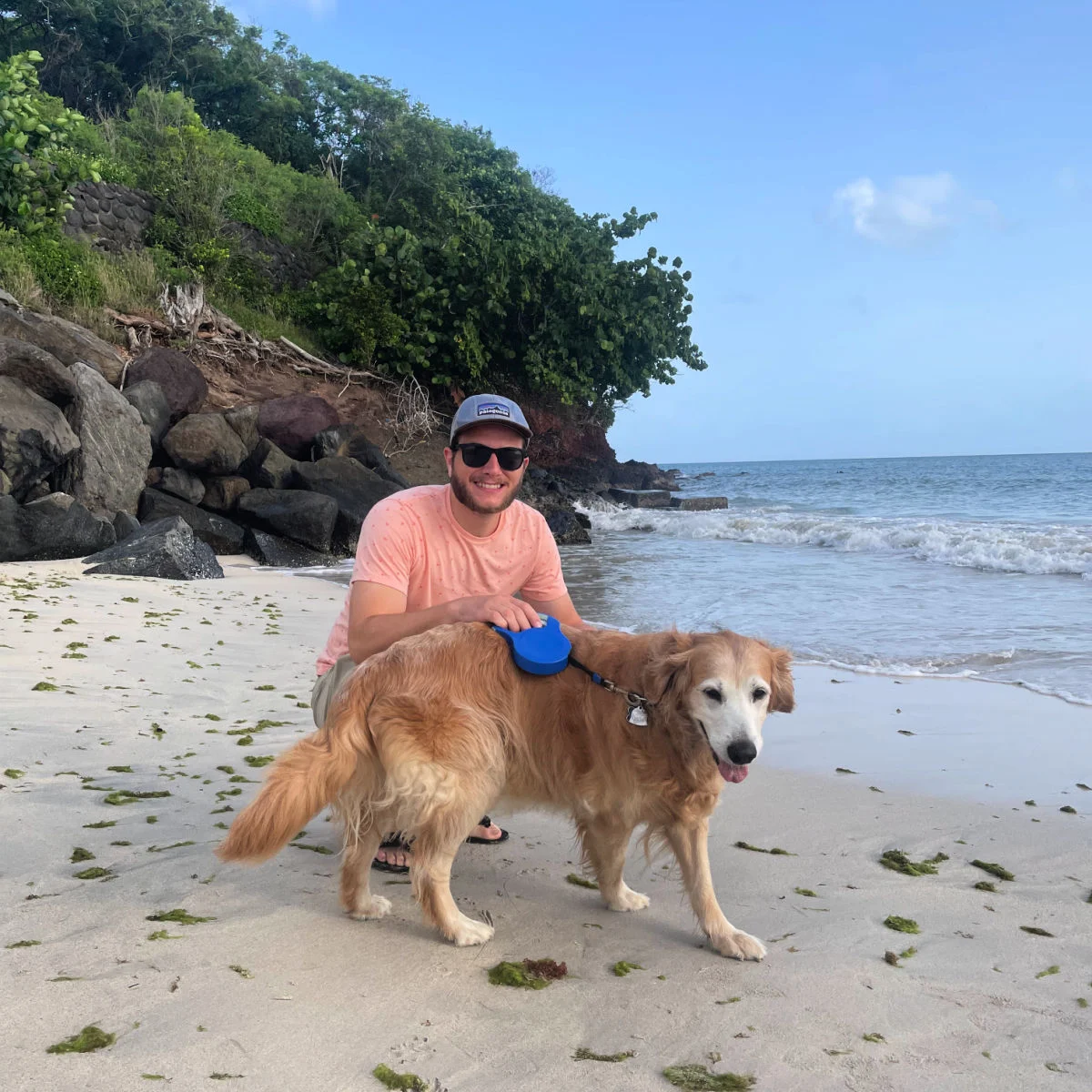 Le rédacteur en chef Tyler Fox avec son chien à Grenade sur la plage BBC (Morne Rouge)