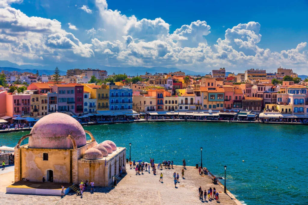 Les Américains affluent vers cette ville insulaire sous-estimée de Grèce avec des automnes à 75°F, des dîners de fruits de mer à 15 $ et des hôtels en bord de mer à 70 $