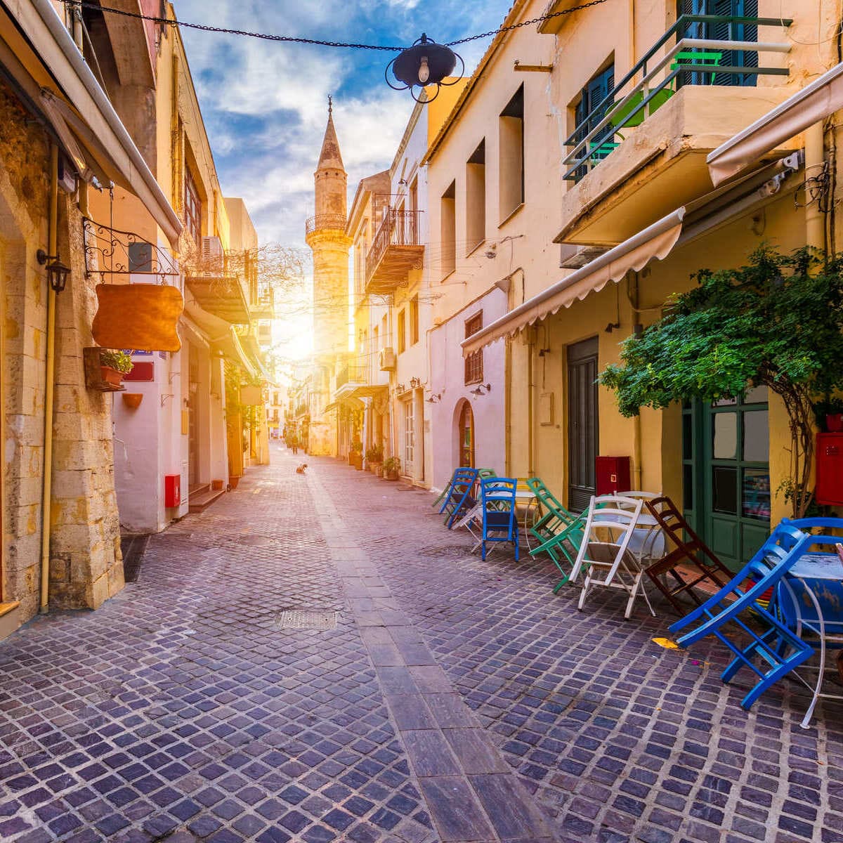 Une rue étroite bordée de bars menant au minaret Ahmet Aga à La Canée, Crète, Grèce