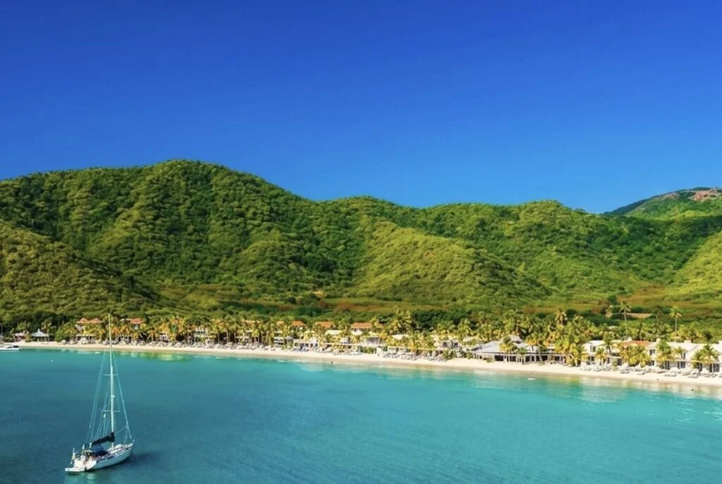 Cette île anglophone des Caraïbes avec 365 plages, des hivers à 83°F et une cuisine de rue à 7 $ bat des records touristiques