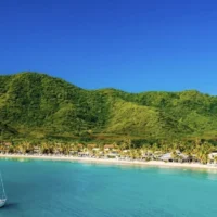 Cette île anglophone des Caraïbes avec 365 plages, des hivers à 83°F et une cuisine de rue à 7 $ bat des records touristiques