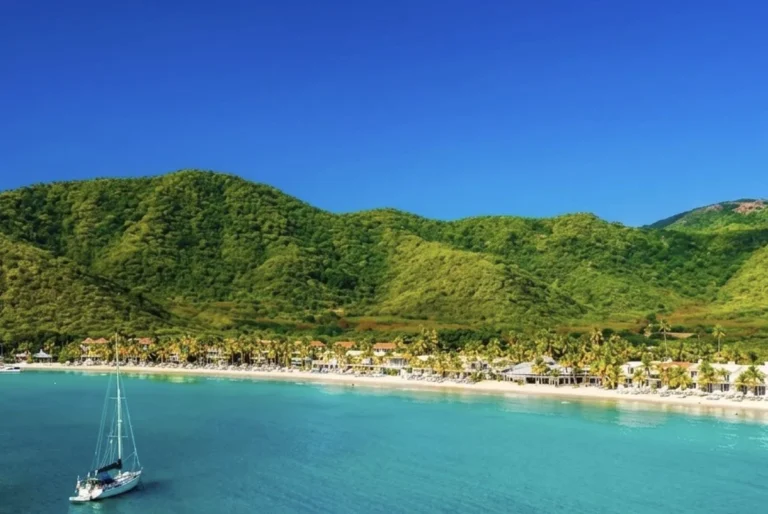 Cette île anglophone des Caraïbes avec 365 plages, des hivers à 83°F et une cuisine de rue à 7 $ bat des records touristiques