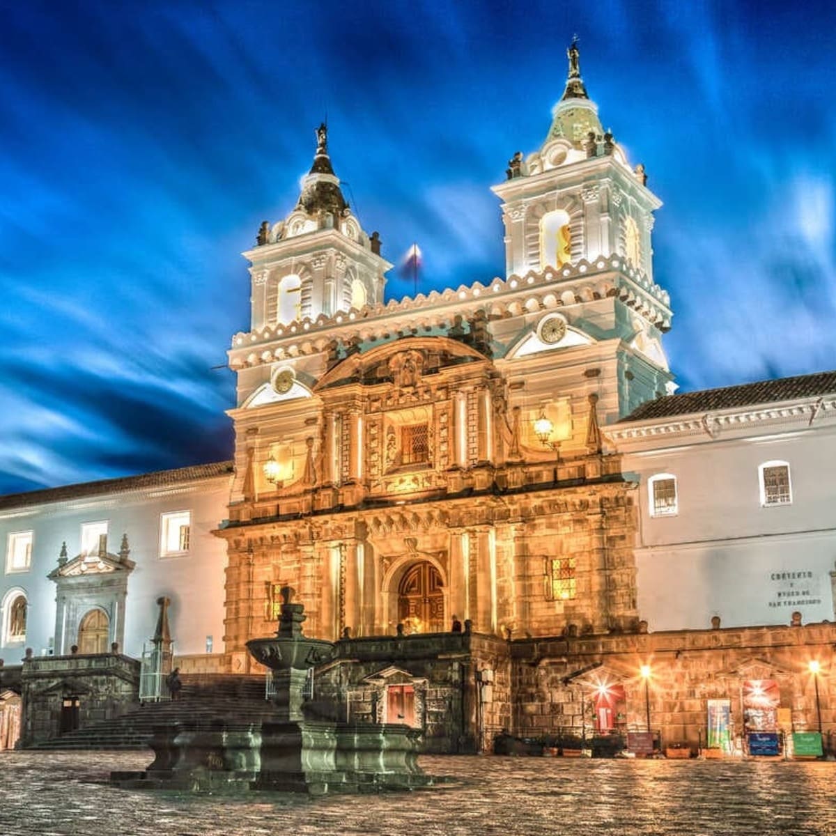 Vue d'une cathédrale coloniale à Quito, Équateur