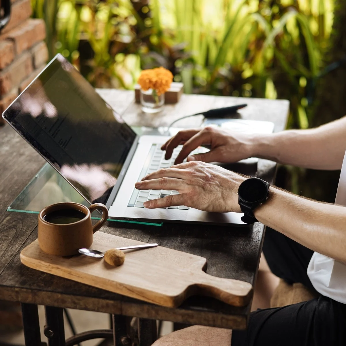 Nomade numérique travaillant dans un café en Asie