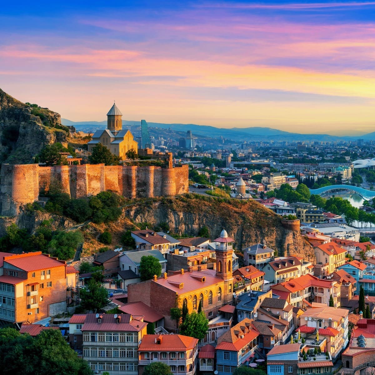 Vue panoramique de la vieille ville de Tbilissi et de la forteresse de Narikala, Géorgie