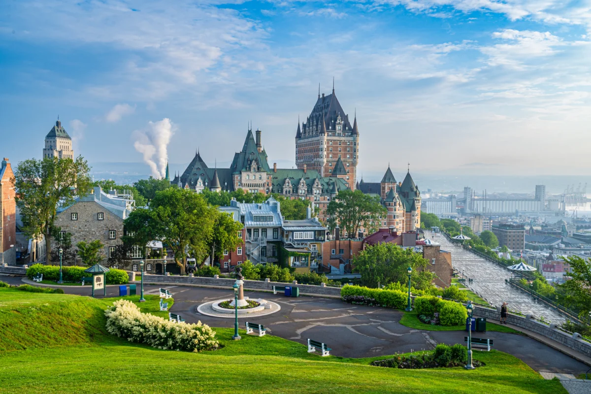 Une vue panoramique en grand angle capture l'emblématique Château Frontenac à Québec, au Canada, sous un ciel bleu vif