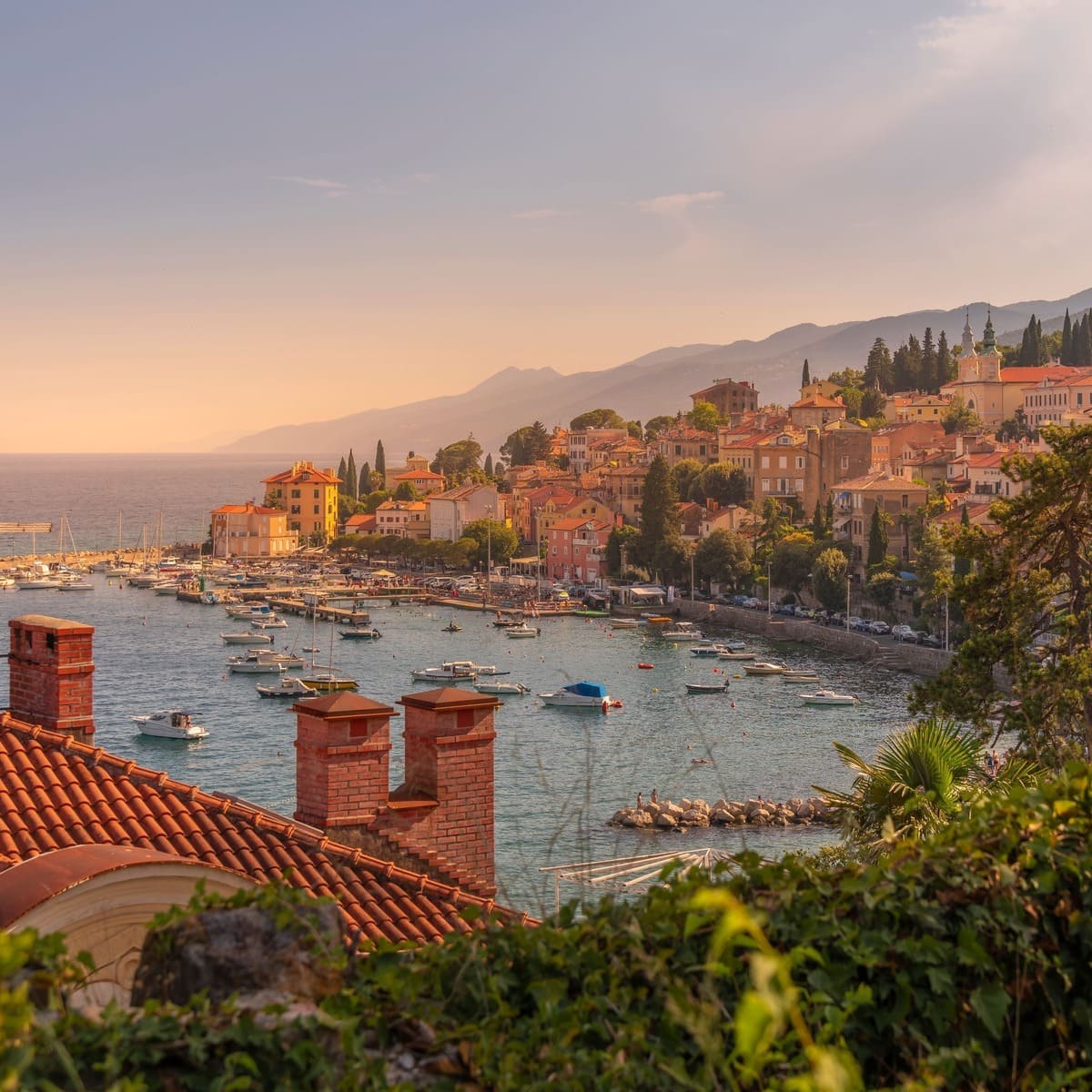 Coucher de soleil sur Volosko, un petit village élégant près d'Opatija, Croatie