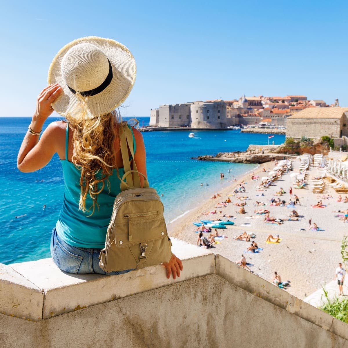 Jeune femme admirant une vue sur la vieille ville de Dubrovnik, Croatie