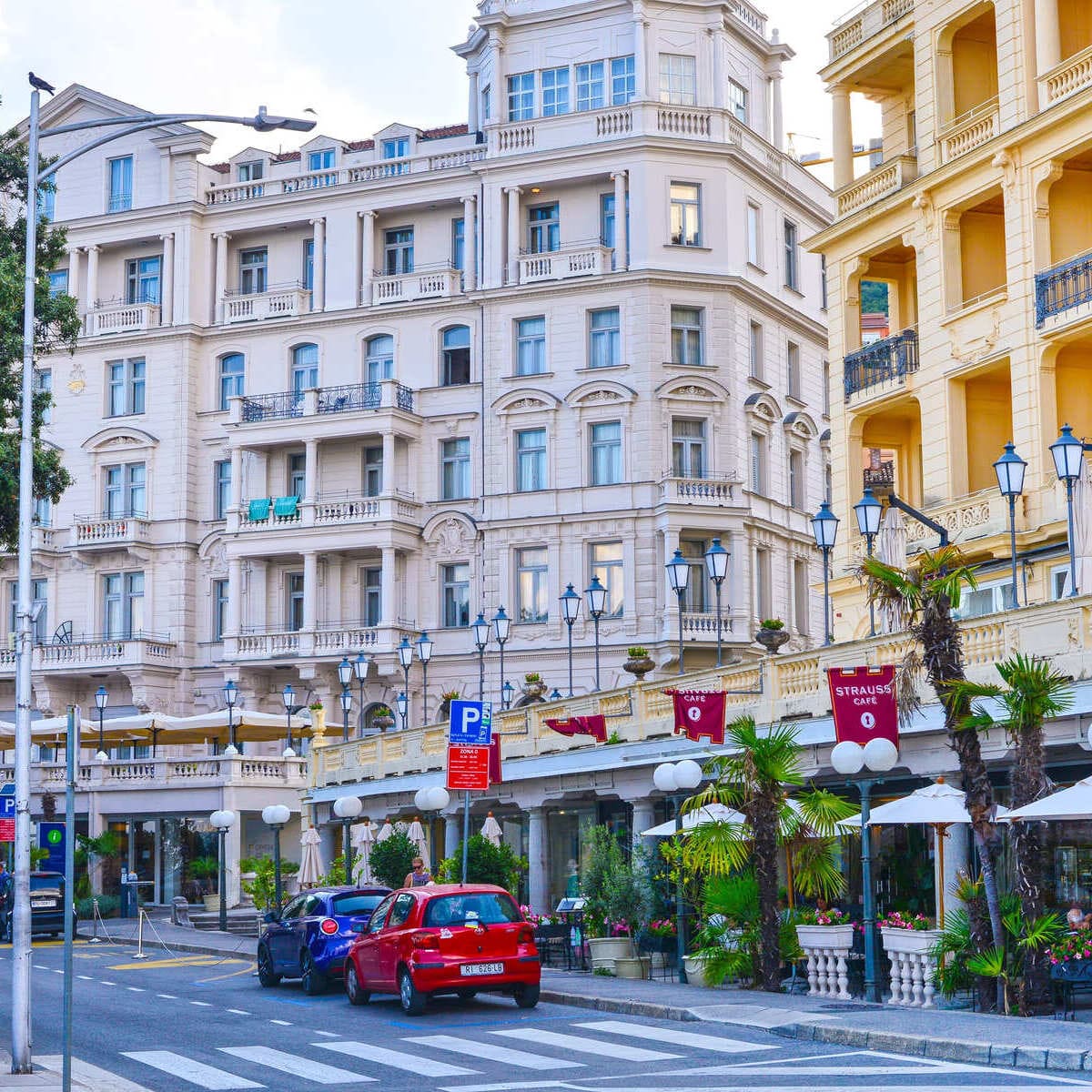 Hôtels de l’époque du Grand Habsbourg le long d’Opatija Lungomare, Croatie