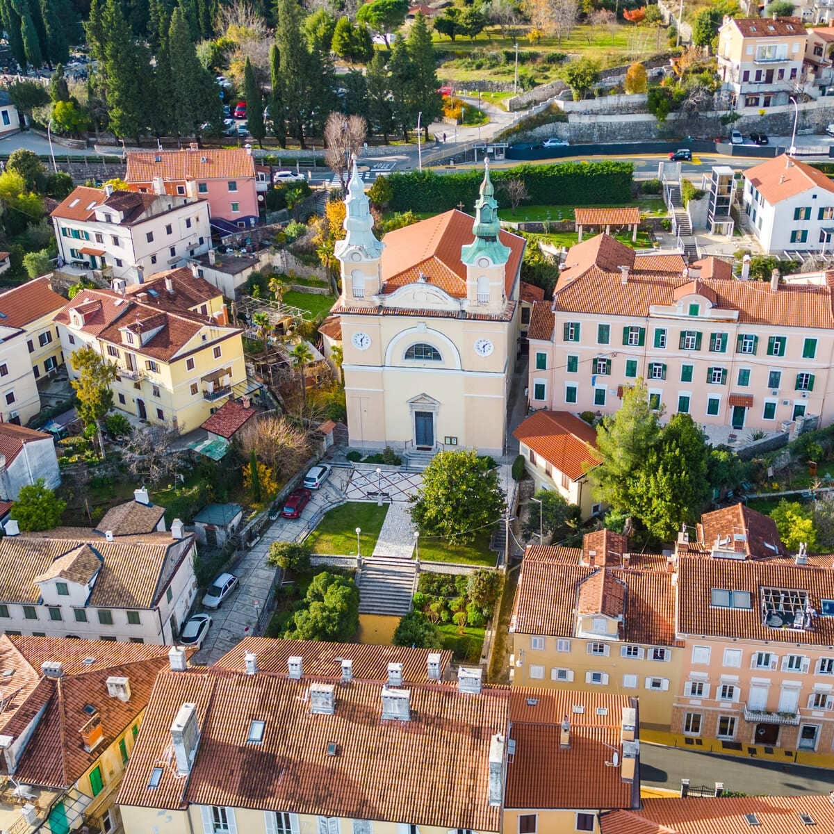 Vue aérienne du centre-ville de Volosko, une petite ville sur la côte istrienne de la Croatie