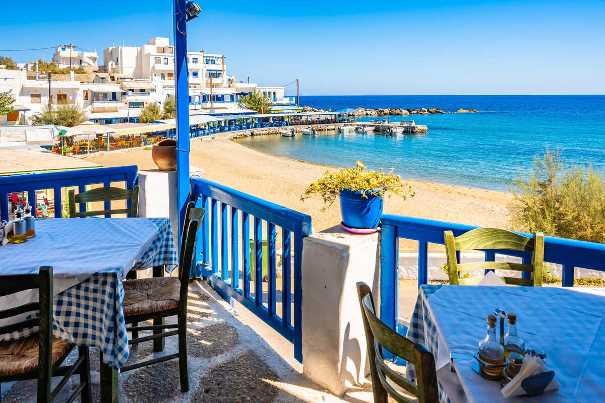 Taverne pittoresque au bord de l'eau sur une plage de Naxos, Grèce