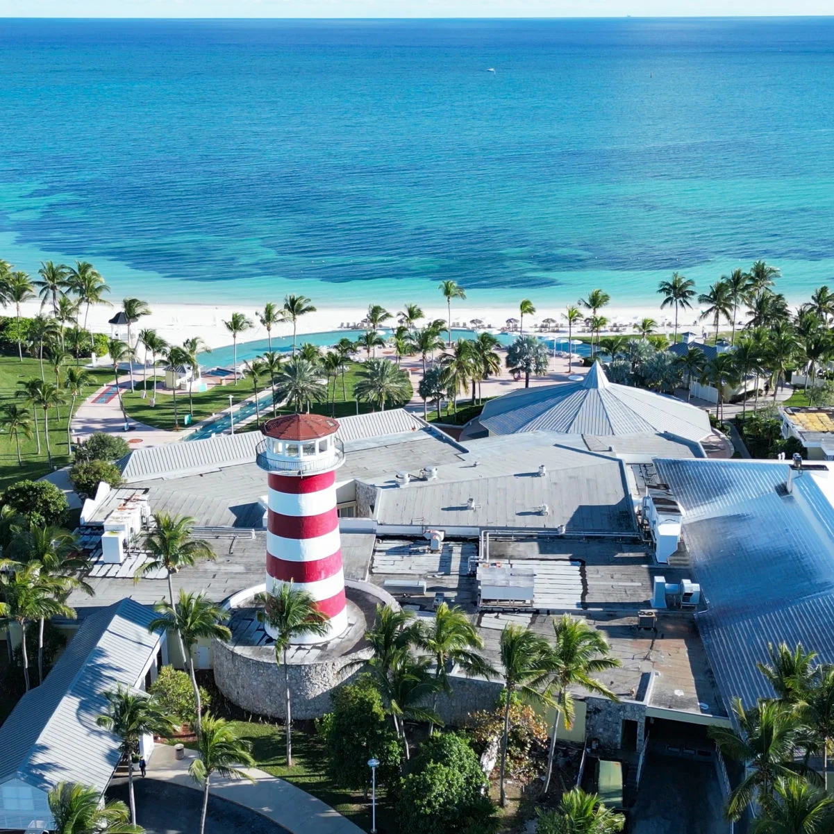 Vue aérienne du phare de Lucaya à Freeport, île de Grand Bahama.