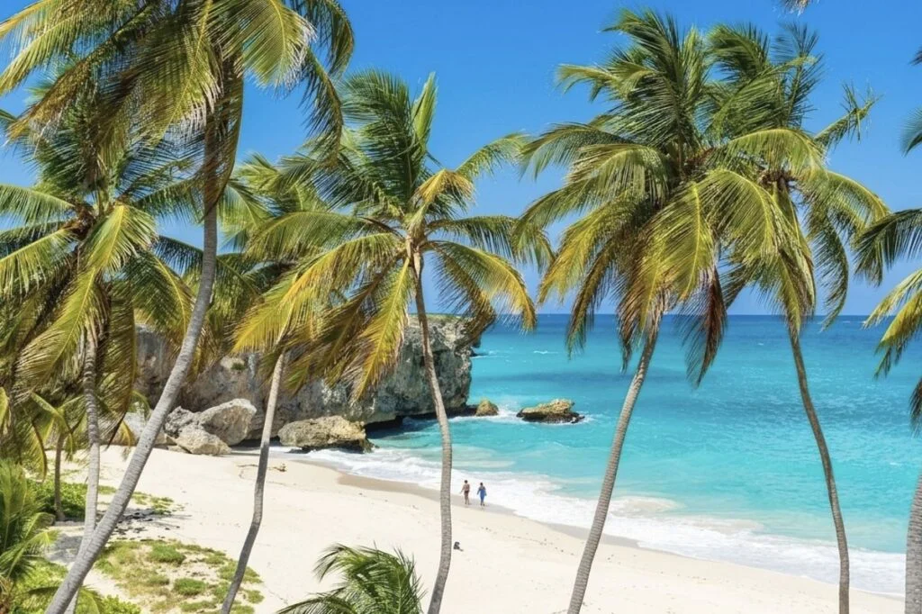Cette île anglophone des Caraïbes avec 80 plages de sable blanc, des hivers à 83°F et un punch au rhum à 5 $ bat des records touristiques