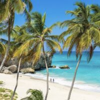 Cette île anglophone des Caraïbes avec 80 plages de sable blanc, des hivers à 83°F et un punch au rhum à 5 $ bat des records touristiques