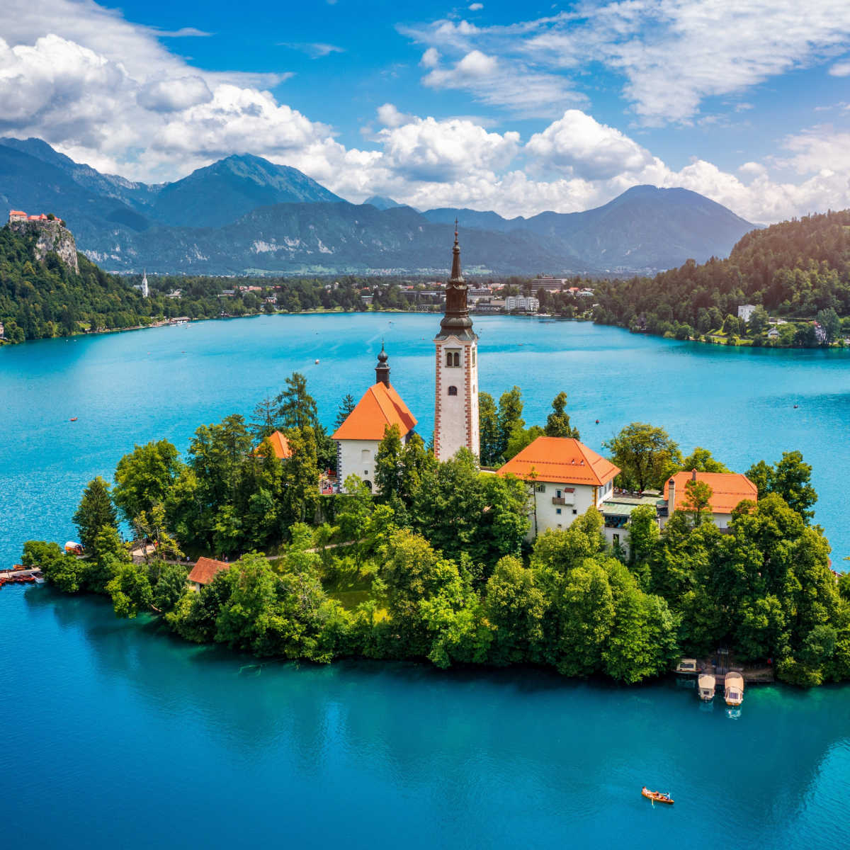 Belles montagnes et lac de Bled avec petite église de pèlerinage