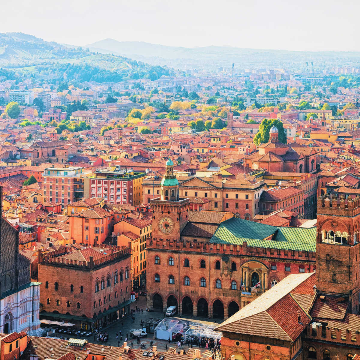 Paysage urbain teinté de rouge de Bologne, Italie